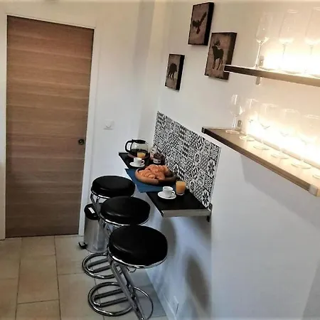 Renovated By An Interior Architect In The Center Next To The Train Station Apartment