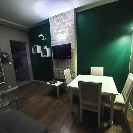 Renovated By An Interior Architect In The Center Next To The Train Station Apartment *
