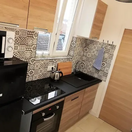 Renovated By An Interior Architect In The Center Next To The Train Station Lägenhet