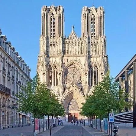 Renovated By An Interior Architect In The Center Next To The Train Station Apartment Reims