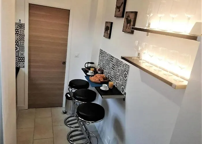 Renovated By An Interior Architect In The Center Next To The Train Station Lägenhet